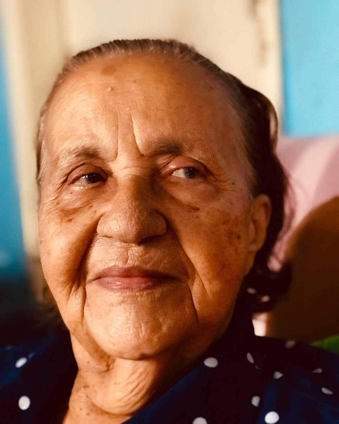 Mãe social do abrigo com uma das crianças acolhidas